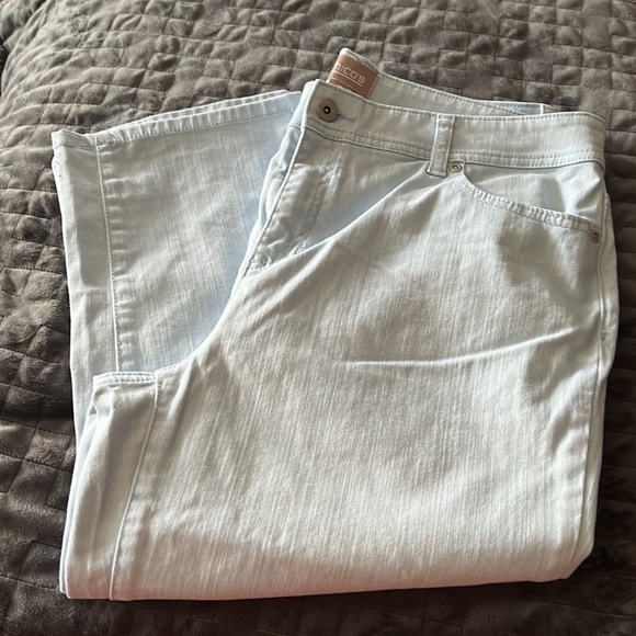 Chico’s Light Washed Woman’s Capri’s - Picture 1 of 6